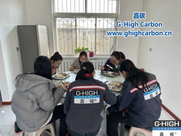 深秋暖阳下，铁锅炖传递温情与力量